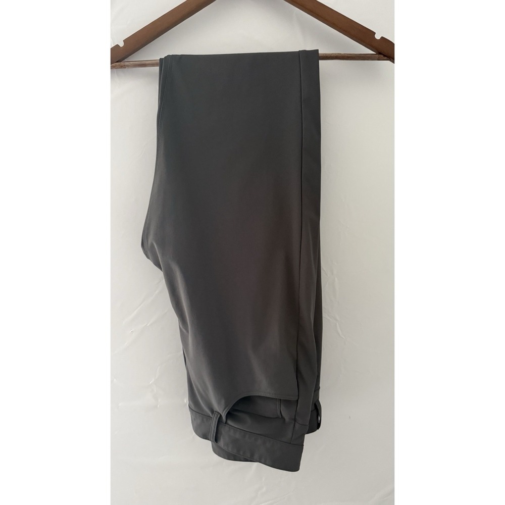Men's Fabletics Pants In A Size 32 x 34 Classic Fit EUC Dark Gray Stretch